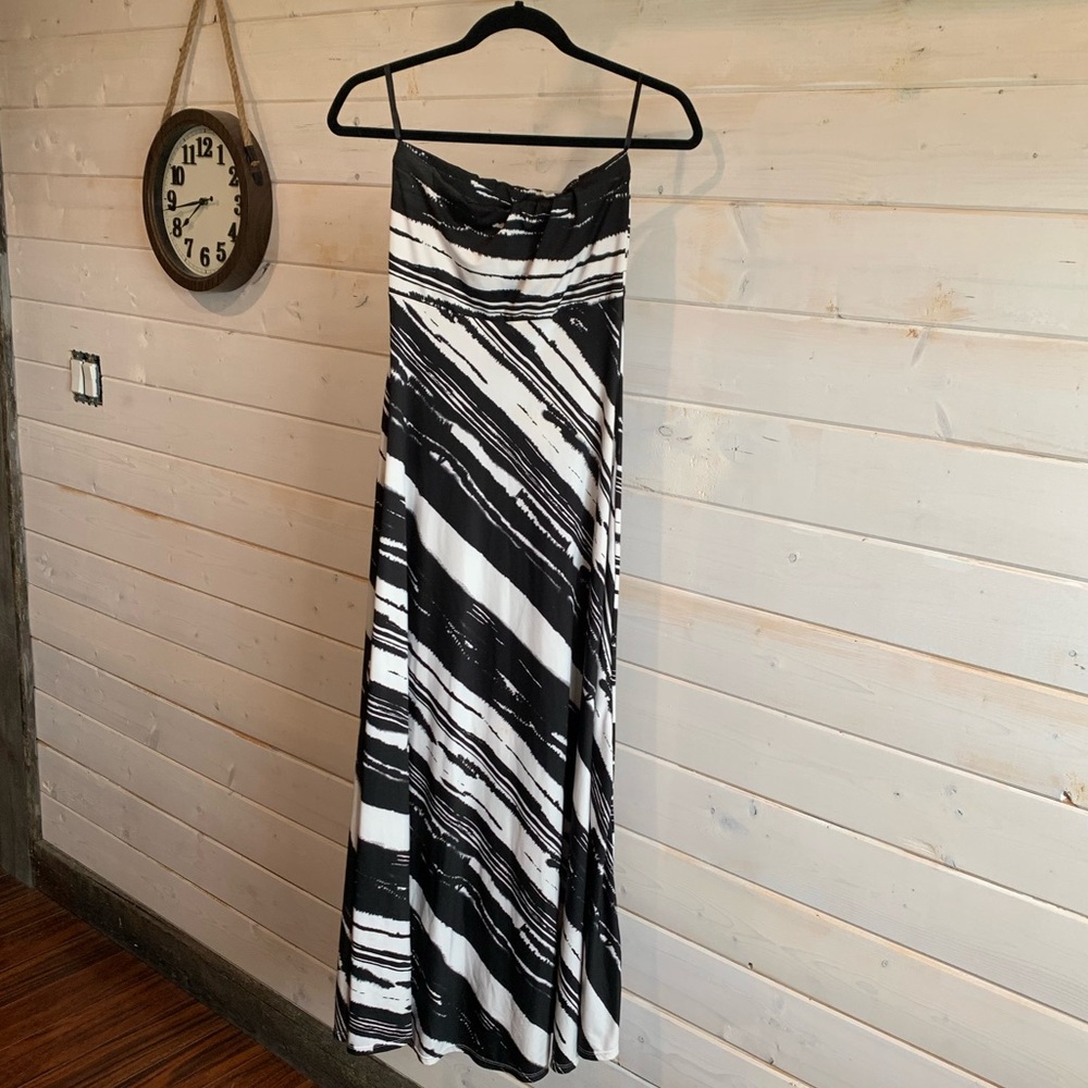 Alyn Paige | Strapless Black & White Dress